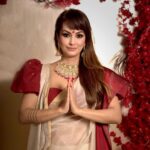 Nisha Rawal Instagram - 🙏 Marking the triumphant conclusion of Durga Puja, Navratri, and the victory of good over evil on Dussehra #FestiveTriumphs . . . . . . . This will be one of my favourite looks in the books, thanks to my team of wonderful people: ▫️Make up & Hair - @ojasrajani ▫️Photography - @burzinhpalkhiwallaphotography ▫️Styling - @team_eyesonyou ▫️Jewelry - @chhedajewellers ▫️Saree - @suta_bombay
