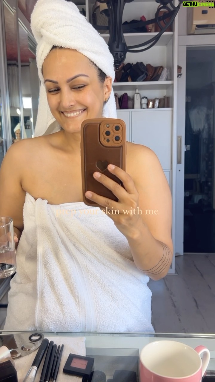 Nisha Rawal Instagram - ♥️ Just a nice little skin prep before I slather on some make up! No Filter! Only Pure Drama 😛 Product Deets: ☑️Anti-Blemish Clarifying Lotion @clinique_in ☑️Moisture Surge Moisturiser @clinique_in ☑️Bakuchiol Slip Oil @82e.official ☑️Ultrasheer Sunblock SPF 50+ @neutrogena.india ☑️Prime - Set - Refresh Hangover 3-in-1 @toofacedlovesindia ☑️Kerastase Discipline Anti-Frizz Care @kerastase_official Many of you have been waiting for my skin care and make up series! I will only start this if u really wish it ♥️ Toh kya kehte hain mere lovelies? Shuru Karein? . . . . . . Psst! Past! The make up that I did post this skin prep - would u like to see that too?