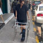 Nisha Rawal Instagram - ♥️ Just a regular day in a mum’s life! Not even 2 broken legs could stop me from making an attempt to bringing the smallest ounce of smile on his face! @kavishmehra How many relate to this feeling? . . . . #tibialfracture #postoprecovery #NishaRawalReels #NishaRawal #airplaster Mumbai - मुंबई