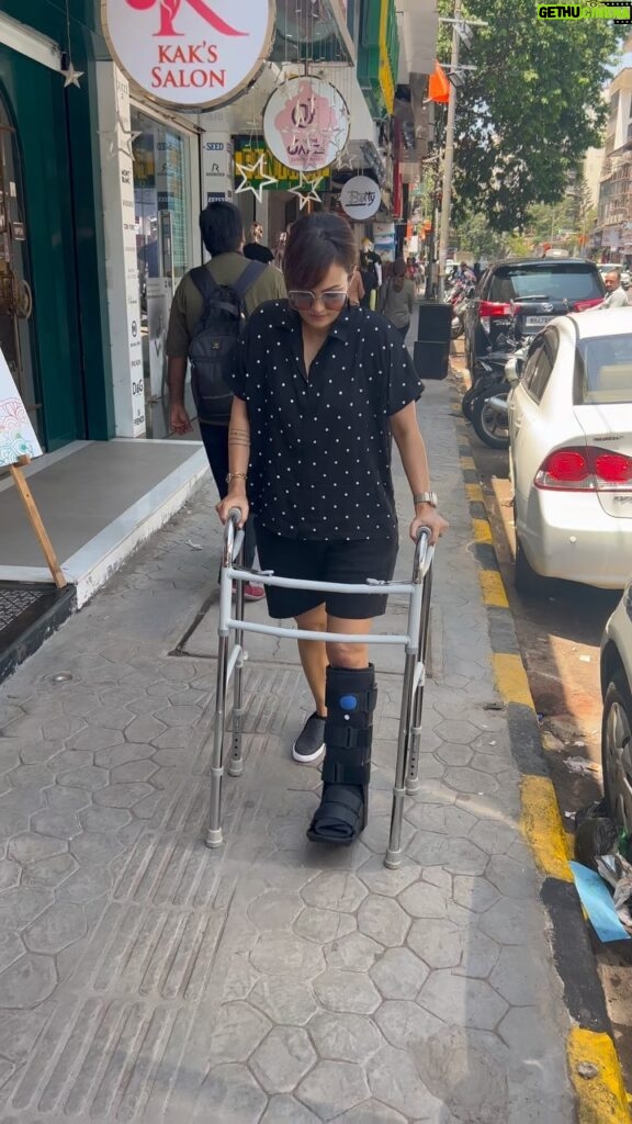 Nisha Rawal Instagram - ♥️ Just a regular day in a mum’s life! Not even 2 broken legs could stop me from making an attempt to bringing the smallest ounce of smile on his face! @kavishmehra How many relate to this feeling? . . . . #tibialfracture #postoprecovery #NishaRawalReels #NishaRawal #airplaster Mumbai - मुंबई