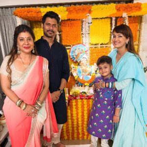 Nisha Rawal Instagram - ♥️
The first darshan this Ganesh Chathurthi was at the lovely couple’s home Sambhavna, Avinash and their 4 little babies!

Simplicity and love is what I sum our visit as ♥️

Have muted our funny conversation coz Vlog is coming soon…stay tuned!!