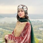 Nitanshi Goel Instagram - Kashmir Ki Kali 🌷 . #nitanshigoel #kashmiribeauty #kashmir #nitanshians #bollywood #actor #laapataaladies Pari Mahal