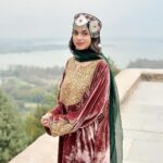 Nitanshi Goel Instagram - Kashmir Ki Kali 🌷 . #nitanshigoel #kashmiribeauty #kashmir #nitanshians #bollywood #actor #laapataaladies Pari Mahal
