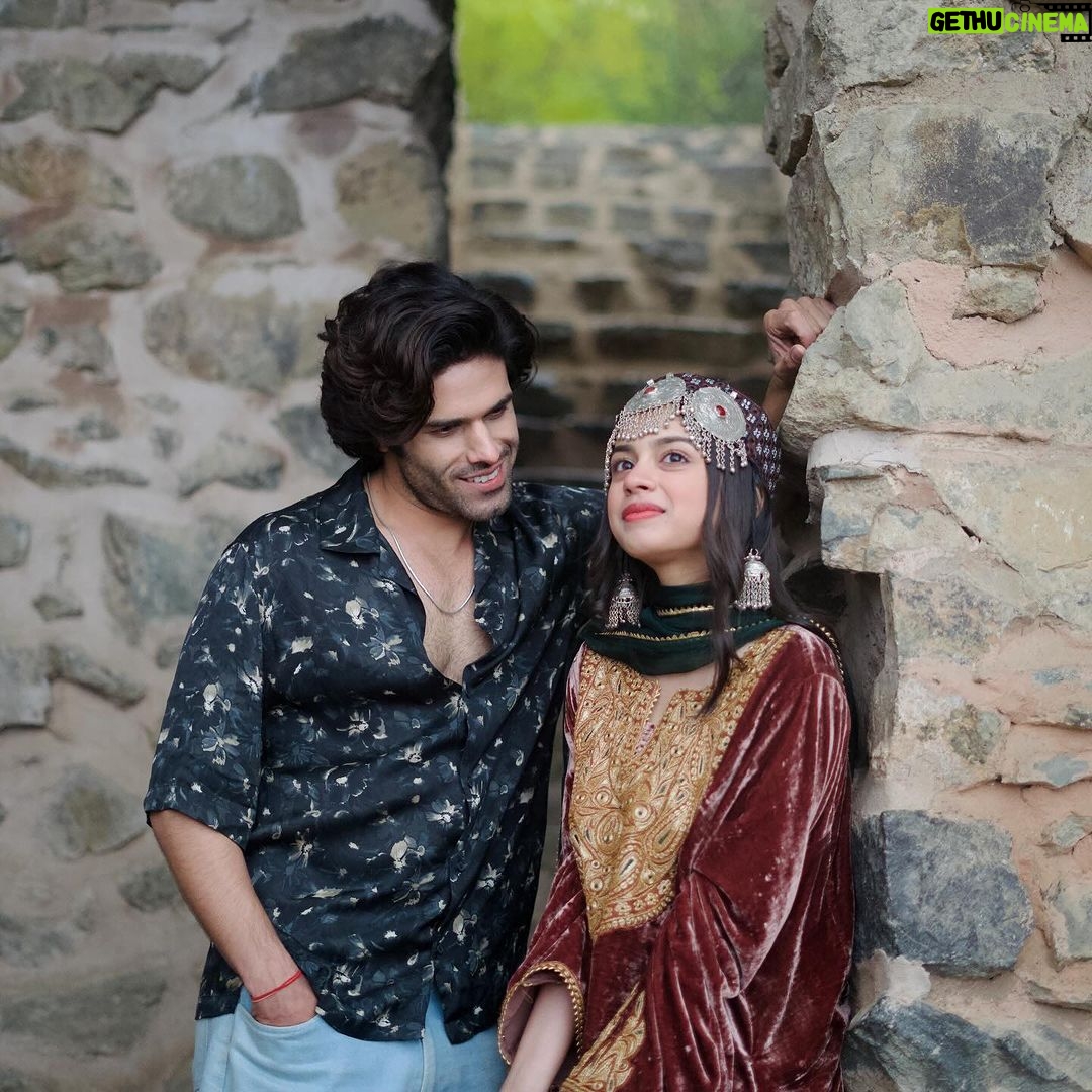 Nitanshi Goel Instagram - I’m LIVING A DREAM! 🤍🍁✨ Have always been a huge fan of @mohitchauhanofficial Sir’s voice✨ From listening his songs daily to Starring in the music video..Such a surreal feeling it is🧿✨ Here’s one more ✅ on my bucket list Watch my new music video ‘Hum Mile Hain Jahan’ on @indiaindependent.iimusic ‘s YouTube channel and shower your love and blessings ♥️ Singer: Mohit Chauhan: @mohitchauhanofficial Featuring: Nitanshi Goel: @nitanshigoelofficial Mrinal Dutt: @crimrinal @danishrenzu @renzumusic @sspillai @taherhusseinn @mirfaizah06 @misbahaliproductions @yasminqurash @makeupbyaayesha @atrubah_farooq @tafazulmattoo @bhatshahnawaz @waleed_shabir @mitra.tinni @hany20130 @nubecirrus @tul_palav @tromboocrafts @renzufilmscasting @chaijaai @rajibdroychowdhury #hummilethejahan #musicvideo #nitanshigoel #mohitchauhan #nitanshi #nitz #kashmir Nitanshi Goel , trending , Bollywood , actor