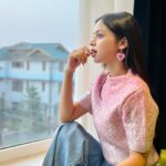 Nitanshi Goel Instagram - Believing in the beauty of my dreams🪞 #nitanshigoel #srinagar #srinagardiaries #december #dream #livingmybestlife #dreambig #winter #laapataaladies Bollywood , Celebrity , Laapataa ladies , Christmas , winter , new year Srinagar, Jammu and Kashmir
