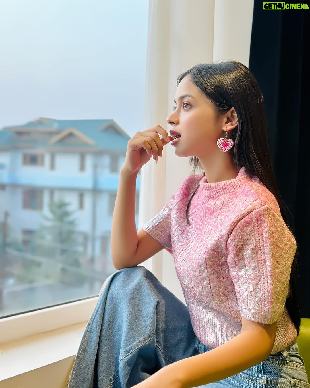 Nitanshi Goel Instagram - Believing in the beauty of my dreams🪞 #nitanshigoel #srinagar #srinagardiaries #december #dream #livingmybestlife #dreambig #winter #laapataaladies Bollywood , Celebrity , Laapataa ladies , Christmas , winter , new year Srinagar, Jammu and Kashmir