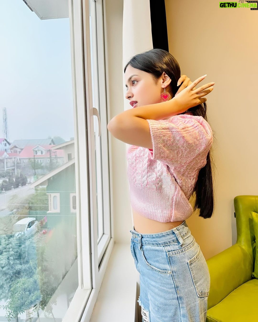 Nitanshi Goel Instagram - Believing in the beauty of my dreams🪞 #nitanshigoel #srinagar #srinagardiaries #december #dream #livingmybestlife #dreambig #winter #laapataaladies Bollywood , Celebrity , Laapataa ladies , Christmas , winter , new year Srinagar, Jammu and Kashmir