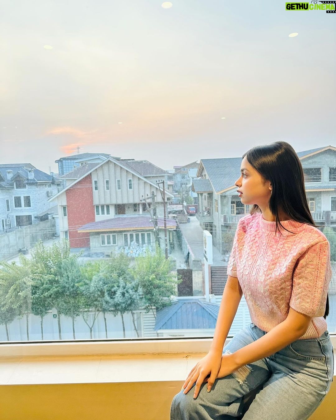 Nitanshi Goel Instagram - Believing in the beauty of my dreams🪞 #nitanshigoel #srinagar #srinagardiaries #december #dream #livingmybestlife #dreambig #winter #laapataaladies Bollywood , Celebrity , Laapataa ladies , Christmas , winter , new year Srinagar, Jammu and Kashmir