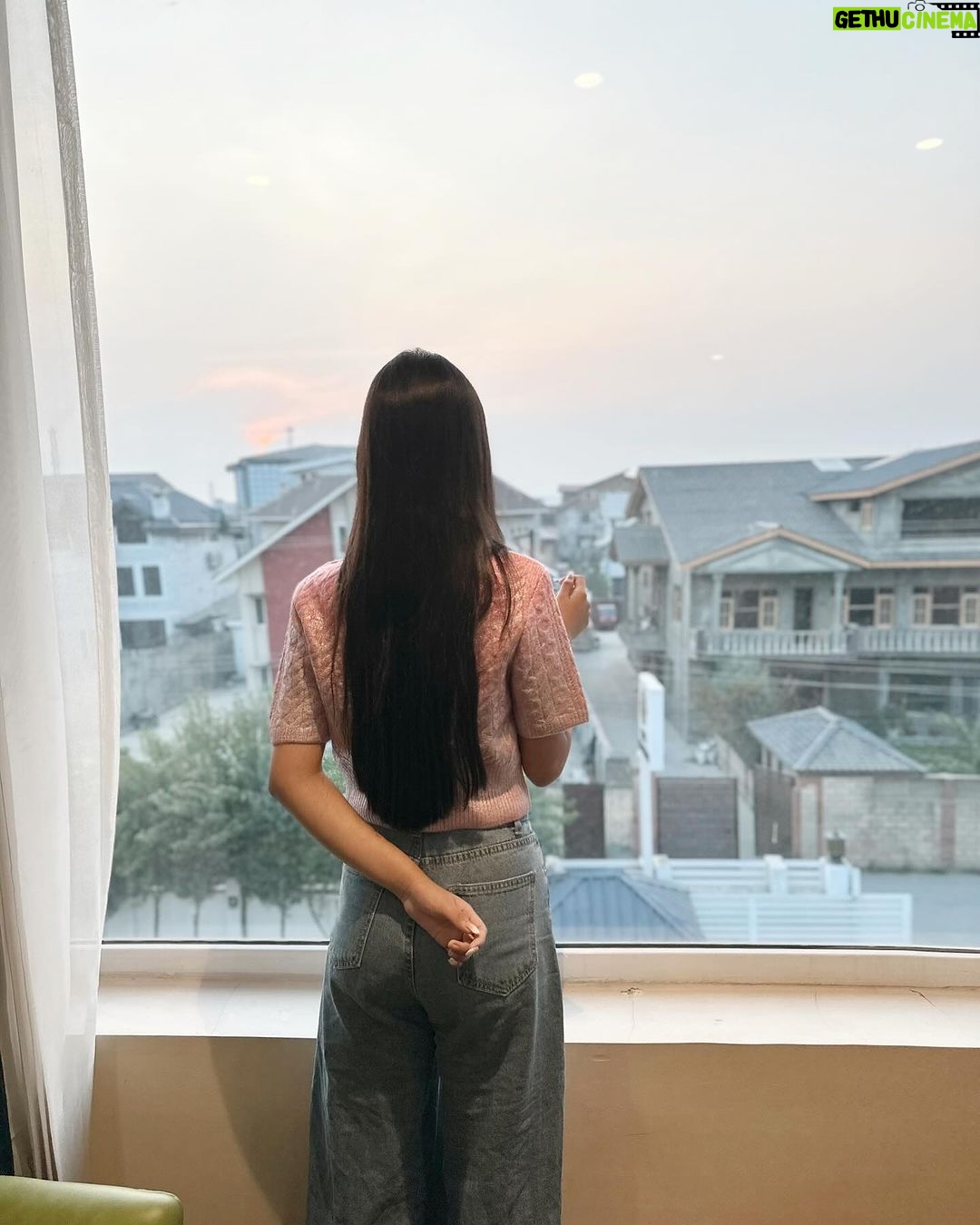 Nitanshi Goel Instagram - Believing in the beauty of my dreams🪞 #nitanshigoel #srinagar #srinagardiaries #december #dream #livingmybestlife #dreambig #winter #laapataaladies Bollywood , Celebrity , Laapataa ladies , Christmas , winter , new year Srinagar, Jammu and Kashmir