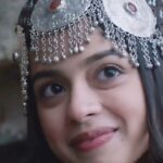 Nitanshi Goel Instagram - Haanji!! Kaisi lagi Kashmiri Nitz?🌹 #HumMileTheJahan is all yours now 🤍✨ Can’t wait to see your reels..Sharing the Best ones on my Insta story 💫 Singer: Mohit Chauhan: @mohitchauhanofficial Featuring: Nitanshi Goel: @nitanshigoelofficial Mrinal Dutt: @crimrinal Label @indiaindependent.iimusic @danishrenzu @renzumusic @sspillai @taherhusseinn @mirfaizah06 @misbahaliproductions @yasminqurash @makeupbyaayesha @atrubah_farooq @tafazulmattoo @bhatshahnawaz @waleed_shabir @mitra.tinni @hany20130 @nubecirrus @tul_palav @tromboocrafts @renzufilmscasting @chaijaai @rajibdroychowdhury #hummilethejahan #musicvideo #nitanshigoel #mohitchauhan #nitanshi #nitz #kashmir