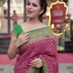 Niveditha Gowda Instagram - This Diwali, I’m breaking the myth that gold is just traditional. It can be modern too! Join me in shopping for my modern gold look with unique antique pieces from Joyalukkas. This festive season, don’t forget to light up your Diwali with Joyalukkas and receive gift vouchers as you explore the latest collections and trends. @joyalukkas #ModernGold #DiwaliStyle #joyalukkas #JoyfulDiwaliFestival #celebratewithjoyalukkas #diwali