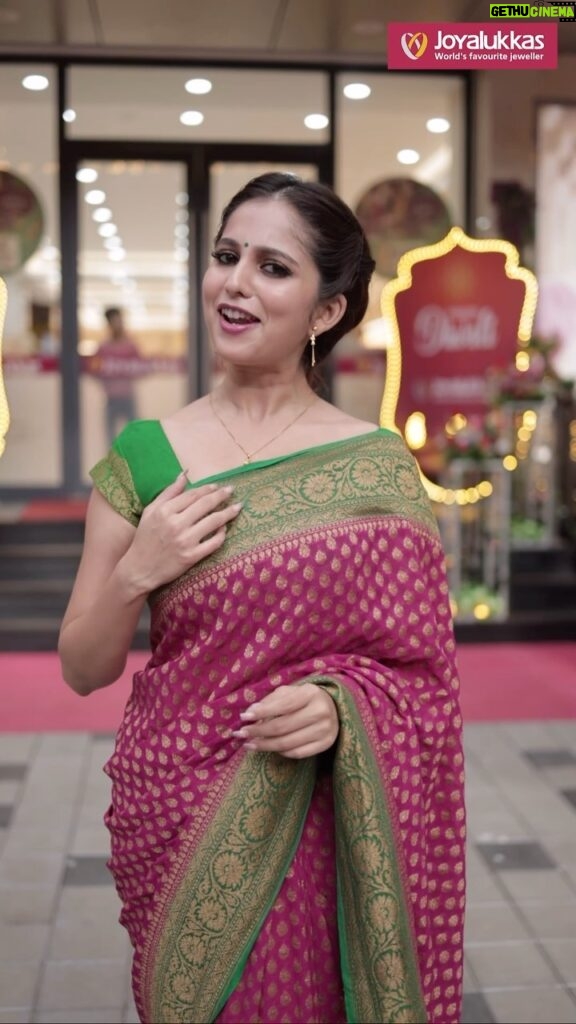 Niveditha Gowda Instagram - This Diwali, I’m breaking the myth that gold is just traditional. It can be modern too! Join me in shopping for my modern gold look with unique antique pieces from Joyalukkas. This festive season, don’t forget to light up your Diwali with Joyalukkas and receive gift vouchers as you explore the latest collections and trends. @joyalukkas #ModernGold #DiwaliStyle #joyalukkas #JoyfulDiwaliFestival #celebratewithjoyalukkas #diwali