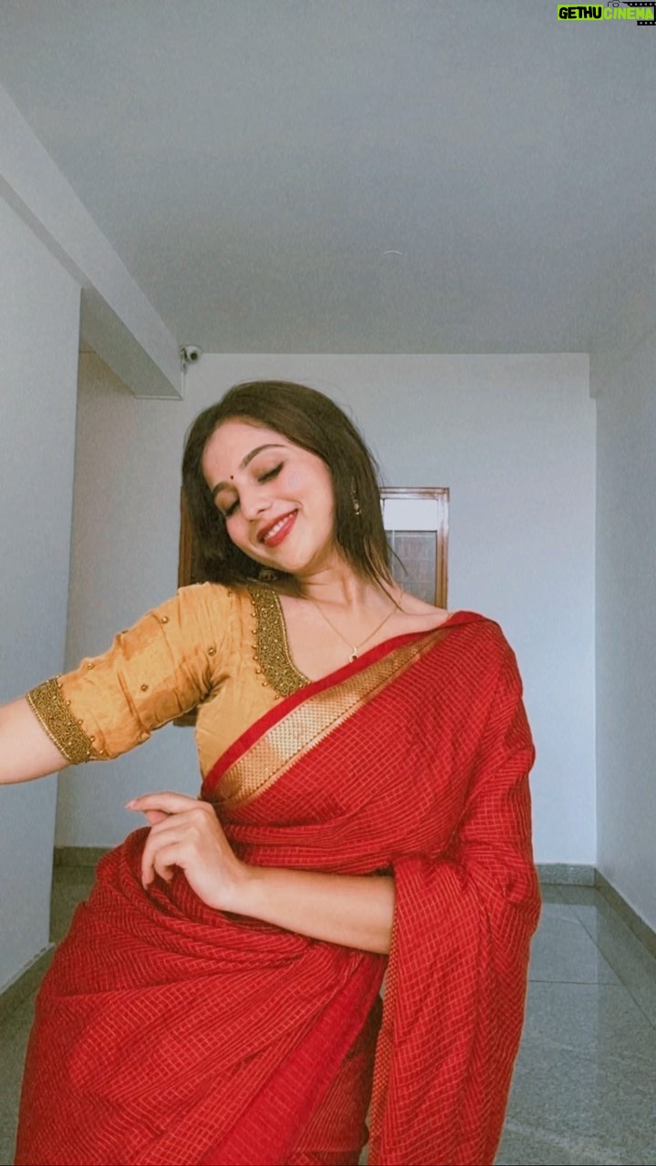 Niveditha Gowda Instagram - 🥻 : @houseofsarees2023 Happy Dussehra ♥️ May god bless you ♥️ #nivedithagowda #reelsinstagram #reelitfeelit #dussehra