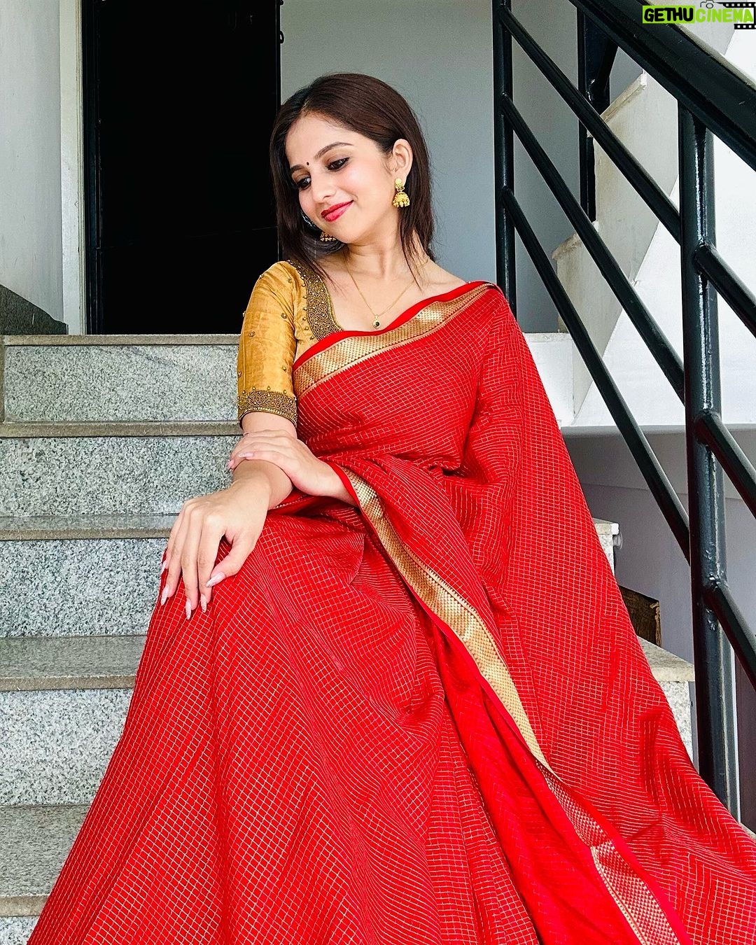 Niveditha Gowda Instagram - Dasara, a celebration of the divine feminine energy, reminds us of the strength, grace, and beauty that lies within every woman. Lets celebrate this Dussehra with HOS premium silk sarees which are upto 40% off!!! Checkout www.houseofsarees.in for more details #happydasara #houseofsarees Bangalore, India