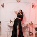 Niveditha Gowda Instagram - "A little contour and confidence." Photo by @happeningpixels Studio @rentstudiospace Muahd: @makeupartistryby_yashjain Yj beauty : @nivedithagowda Outfit: @chandangowda_official @rentyourlook_by_chandangowda