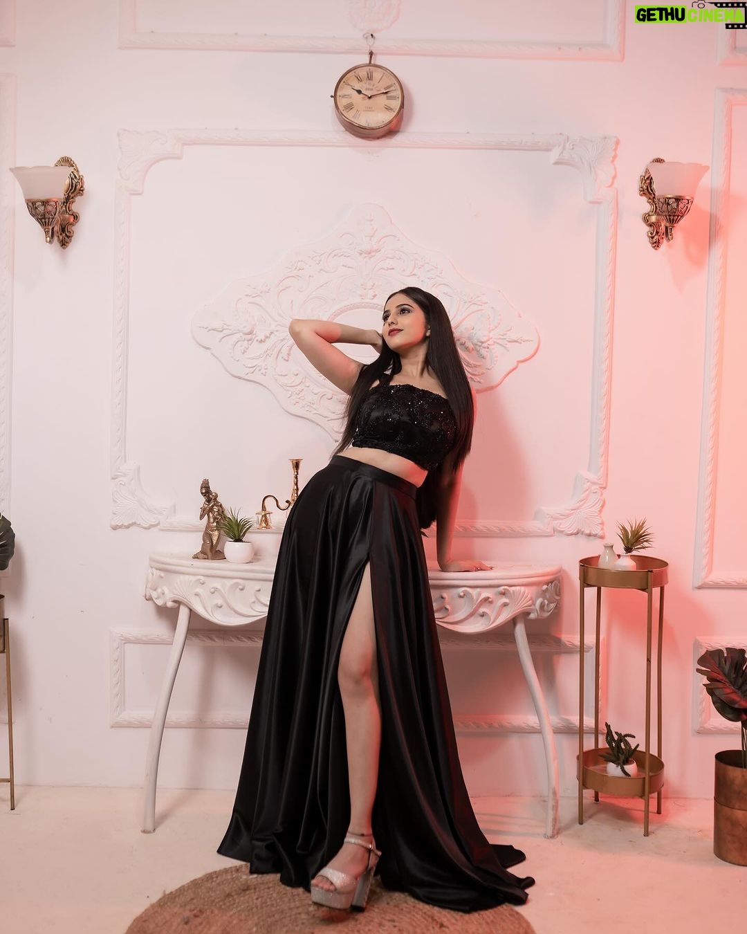 Niveditha Gowda Instagram - "A little contour and confidence." Photo by @happeningpixels Studio @rentstudiospace Muahd: @makeupartistryby_yashjain Yj beauty : @nivedithagowda Outfit: @chandangowda_official @rentyourlook_by_chandangowda