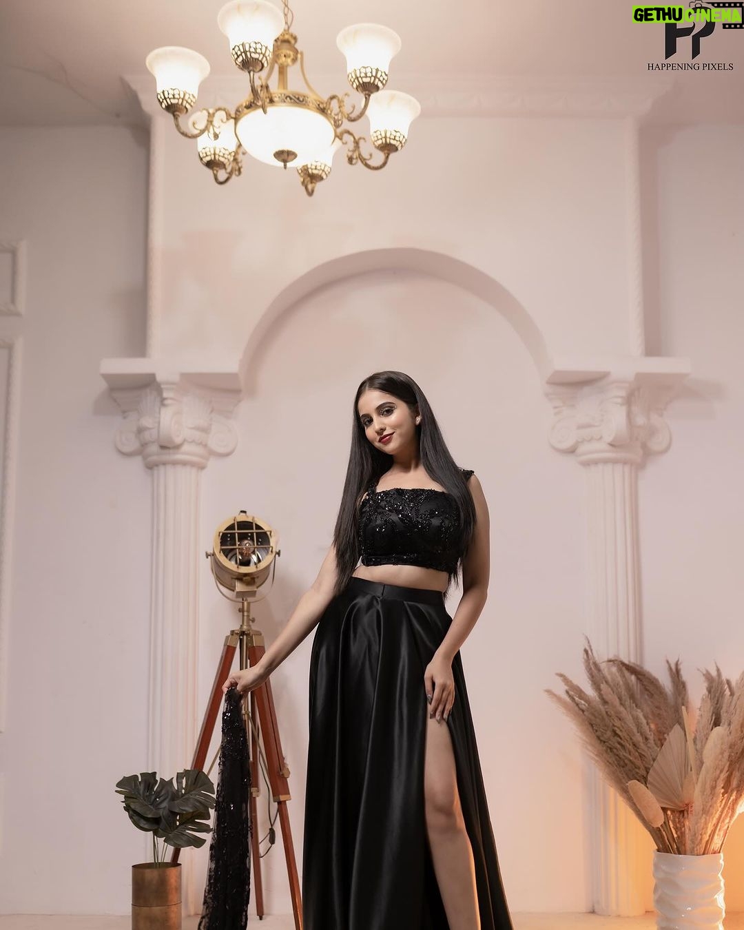 Niveditha Gowda Instagram - “A little contour and confidence.” . Muahd : @makeupartistryby_yashjain Yj beauty : @niveditha__gowda Captured by : @happeningpixels Outfit : @chandangowda_official @rentyourlook_by_chandangowda . . Are you ready to elevate your makeup game to a whole new level? Join me, YASHJAIN , with a passion for creating looks that turn heads and make a statement . . 🗓️ : 10th 𝐎𝐜𝐭 𝟐𝟎𝟐𝟑 Duration : 35 𝐝𝐚𝐲𝐬 🕰️: 𝟭𝟬:𝟯𝟬 𝗔𝗠 - 𝟱:𝟯𝟬 𝗣𝗠 📍: 𝗩𝗶𝗷𝗮𝘆𝗮𝗻𝗮𝗴𝗮𝗿, 𝗕𝗮𝗻𝗴𝗹𝗼𝗿𝗲 🆓🆓 PROFESSIONAL BRUSH KIT🆓🆓 ——————————————————————————— ⚜️ COURSE HIGHLIGHTS ⚜️ 📌 : 5 basic to advance makeup demonstration with hands on practice 📌 : 15 Variations of basic to advance hairstyles 📌 Differnt styles of draping 📌 Mobile photography & videography 📌 Instagram marketing strategies ——————————————————————————— 🚨𝐀𝐥𝐥 𝐦𝐚𝐤𝐞𝐮𝐩 𝐩𝐫𝐨𝐝𝐮𝐜𝐭𝐬 𝐚𝐧𝐝 𝐡𝐚𝐢𝐫 𝐭𝐨𝐨𝐥𝐬 𝐰𝐢𝐥𝐥 𝐛𝐞 𝐩𝐫𝐨𝐯𝐢𝐝𝐞𝐝 𝐟𝐨𝐫 𝐜𝐥𝐚𝐬𝐬 𝐩𝐮𝐫𝐩𝐨𝐬𝐞🚨 . ✨JOIN NOW AND KICK START YOUR CAREER AS PROFESSIONAL MAKEUPARTIST ! . #makeupartist #bangloremakeupartist #bangloremakeupartists #bangloremakeupandhairstylist #mysoremakeupartist #mysoremakeupacademy #bangloremakeupacademy #learnmakeup #learnmakeuplikeapro #chennaimakeupartist #bridalmakeup #banglorebrides #banglorebridalmakeup #bangloremua Vijayanagar, India