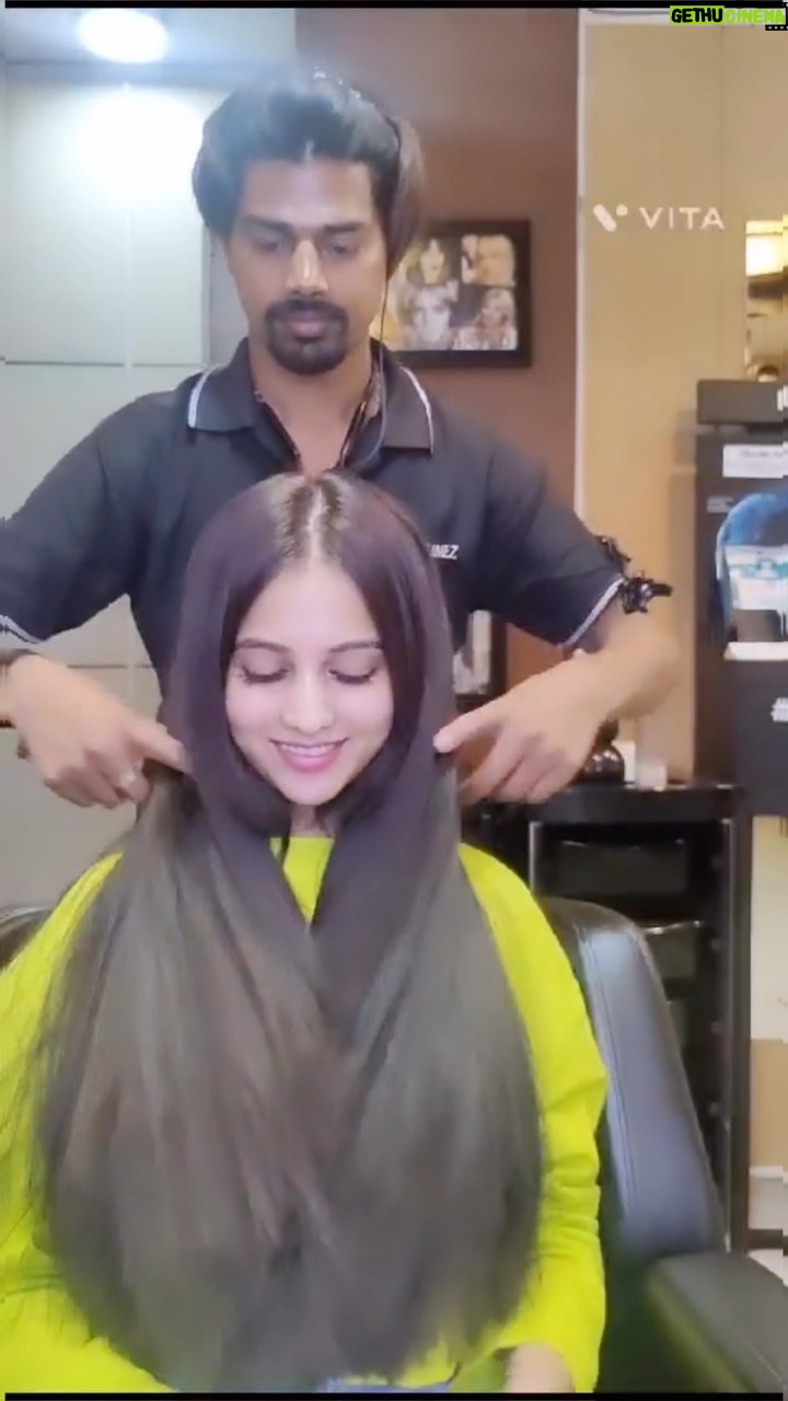 Niveditha Gowda Instagram - New hairdo ♥️ @unisex_volumez #nivedithagowda #newhairdo #reelsinstagram #reelitfeelit