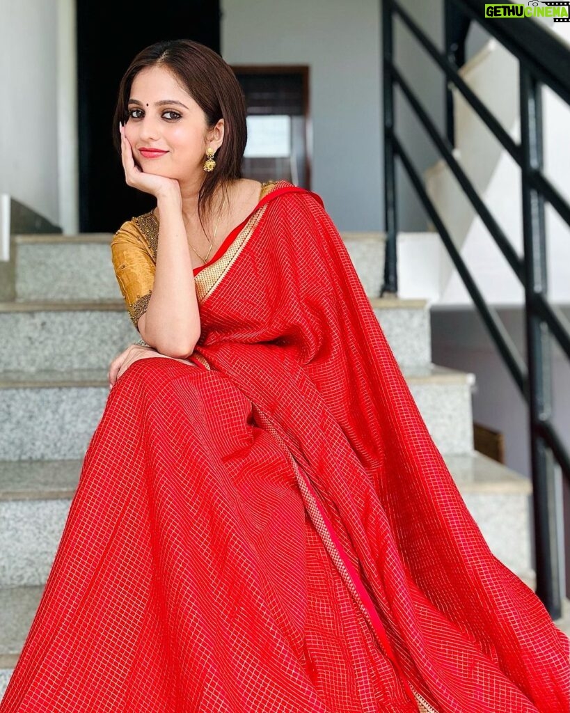 Niveditha Gowda Instagram - Dasara, a celebration of the divine feminine energy, reminds us of the strength, grace, and beauty that lies within every woman. Lets celebrate this Dussehra with HOS premium silk sarees which are upto 40% off!!! Checkout www.houseofsarees.in for more details #happydasara #houseofsarees Bangalore, India