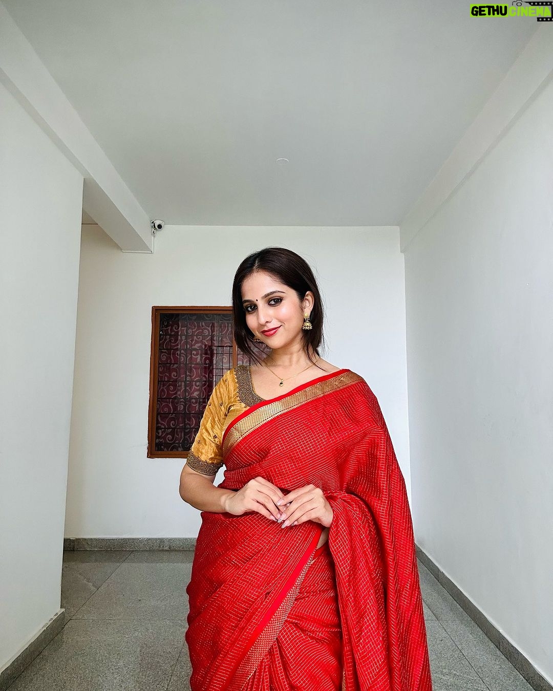 Niveditha Gowda Instagram - Dasara, a celebration of the divine feminine energy, reminds us of the strength, grace, and beauty that lies within every woman. Lets celebrate this Dussehra with HOS premium silk sarees which are upto 40% off!!! Checkout www.houseofsarees.in for more details #happydasara #houseofsarees Bangalore, India