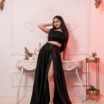 Niveditha Gowda Instagram - "A little contour and confidence." Photo by @happeningpixels Studio @rentstudiospace Muahd: @makeupartistryby_yashjain Yj beauty : @nivedithagowda Outfit: @chandangowda_official @rentyourlook_by_chandangowda