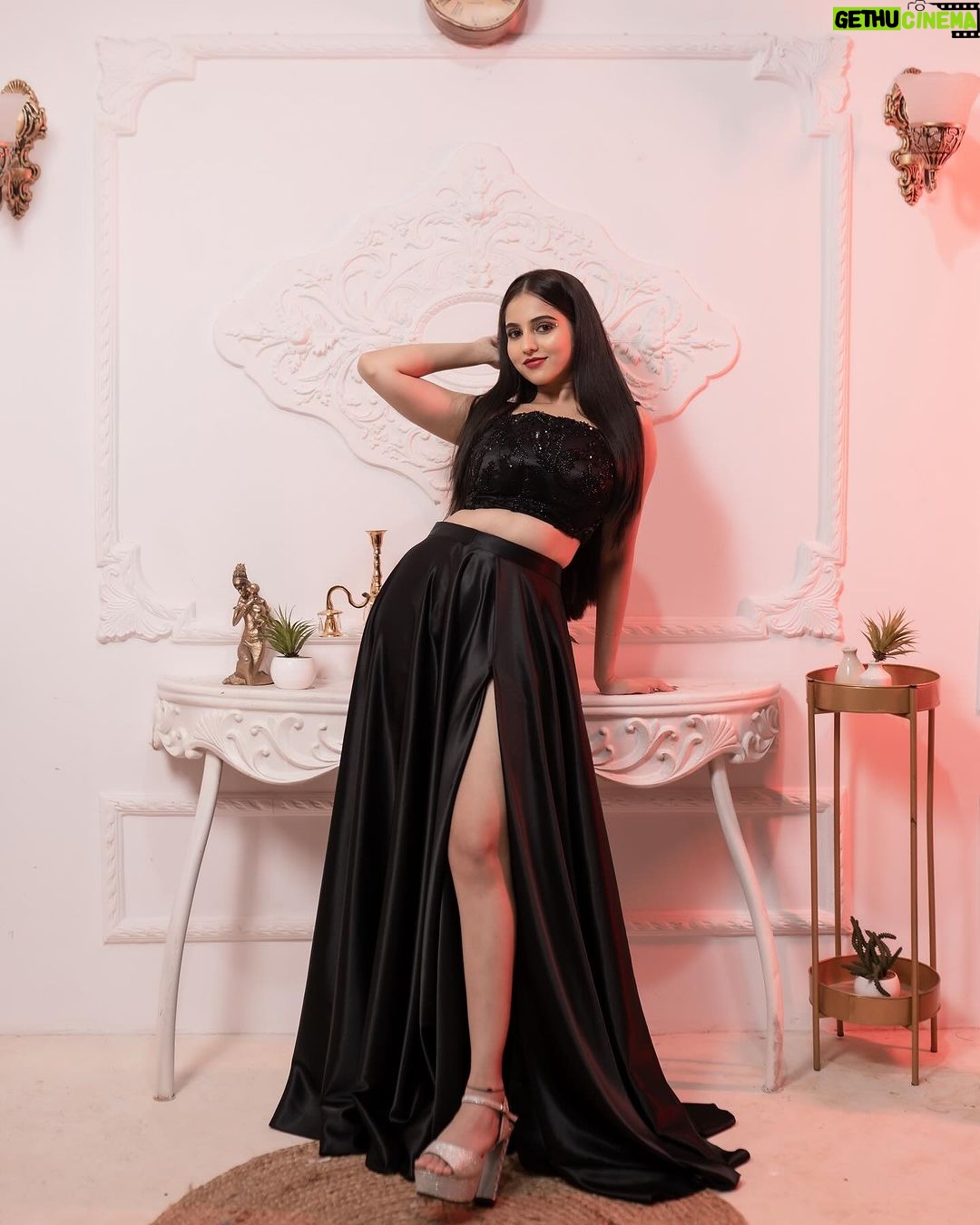 Niveditha Gowda Instagram - "A little contour and confidence." Photo by @happeningpixels Studio @rentstudiospace Muahd: @makeupartistryby_yashjain Yj beauty : @nivedithagowda Outfit: @chandangowda_official @rentyourlook_by_chandangowda