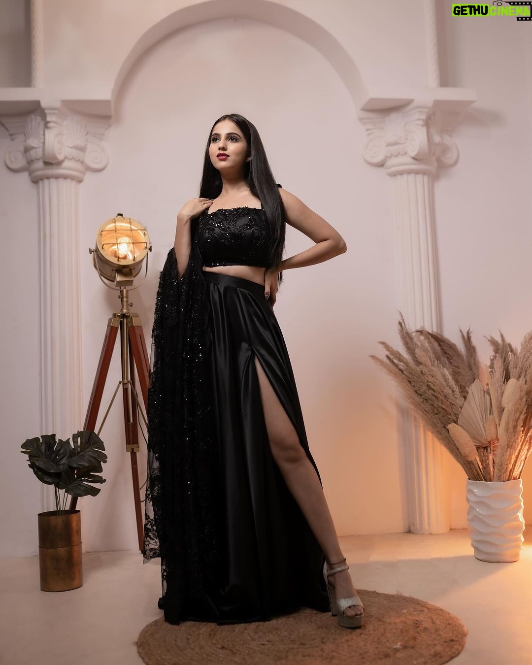 Niveditha Gowda Instagram - “A little contour and confidence.” . Muahd : @makeupartistryby_yashjain Yj beauty : @niveditha__gowda Captured by : @happeningpixels Outfit : @chandangowda_official @rentyourlook_by_chandangowda . . Are you ready to elevate your makeup game to a whole new level? Join me, YASHJAIN , with a passion for creating looks that turn heads and make a statement . . 🗓️ : 10th 𝐎𝐜𝐭 𝟐𝟎𝟐𝟑 Duration : 35 𝐝𝐚𝐲𝐬 🕰️: 𝟭𝟬:𝟯𝟬 𝗔𝗠 - 𝟱:𝟯𝟬 𝗣𝗠 📍: 𝗩𝗶𝗷𝗮𝘆𝗮𝗻𝗮𝗴𝗮𝗿, 𝗕𝗮𝗻𝗴𝗹𝗼𝗿𝗲 🆓🆓 PROFESSIONAL BRUSH KIT🆓🆓 ——————————————————————————— ⚜️ COURSE HIGHLIGHTS ⚜️ 📌 : 5 basic to advance makeup demonstration with hands on practice 📌 : 15 Variations of basic to advance hairstyles 📌 Differnt styles of draping 📌 Mobile photography & videography 📌 Instagram marketing strategies ——————————————————————————— 🚨𝐀𝐥𝐥 𝐦𝐚𝐤𝐞𝐮𝐩 𝐩𝐫𝐨𝐝𝐮𝐜𝐭𝐬 𝐚𝐧𝐝 𝐡𝐚𝐢𝐫 𝐭𝐨𝐨𝐥𝐬 𝐰𝐢𝐥𝐥 𝐛𝐞 𝐩𝐫𝐨𝐯𝐢𝐝𝐞𝐝 𝐟𝐨𝐫 𝐜𝐥𝐚𝐬𝐬 𝐩𝐮𝐫𝐩𝐨𝐬𝐞🚨 . ✨JOIN NOW AND KICK START YOUR CAREER AS PROFESSIONAL MAKEUPARTIST ! . #makeupartist #bangloremakeupartist #bangloremakeupartists #bangloremakeupandhairstylist #mysoremakeupartist #mysoremakeupacademy #bangloremakeupacademy #learnmakeup #learnmakeuplikeapro #chennaimakeupartist #bridalmakeup #banglorebrides #banglorebridalmakeup #bangloremua Vijayanagar, India