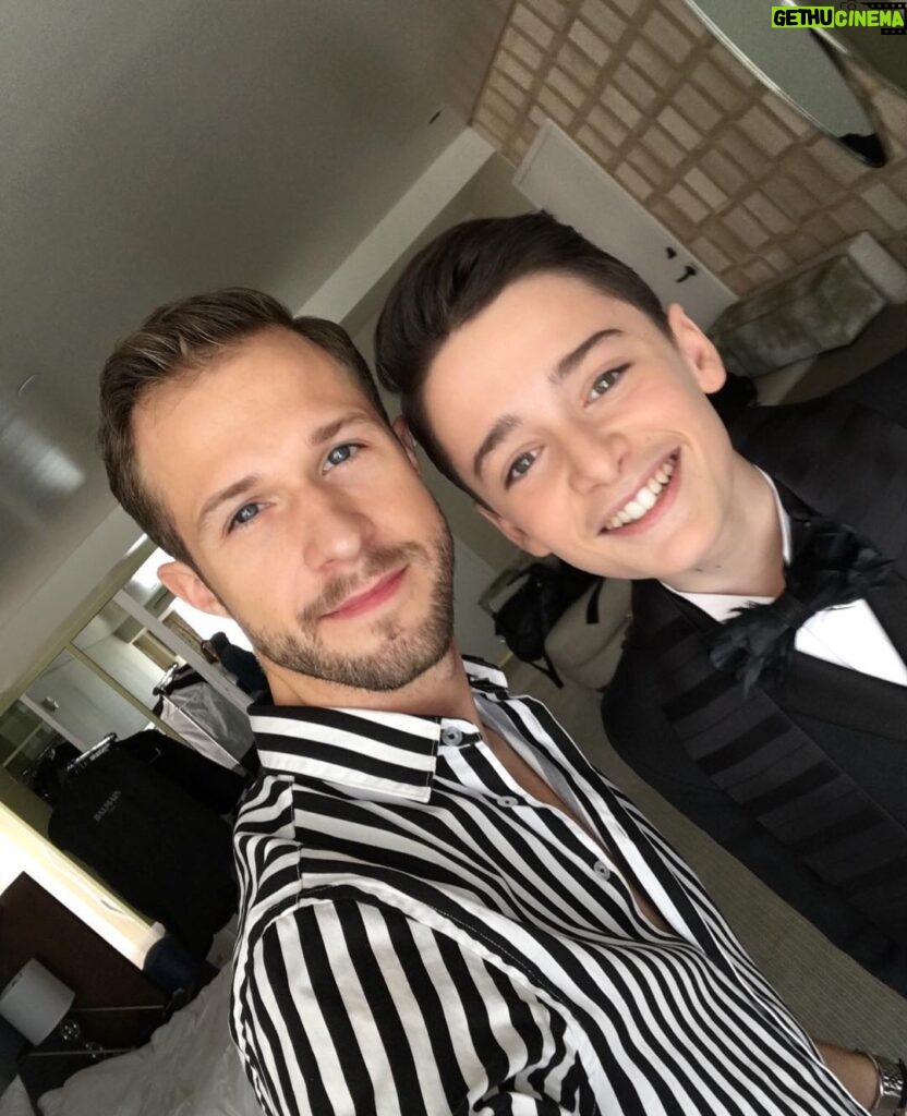 Noah Schnapp Instagram - Thanks @balmain and the amazing @philippeuter @simonegrooming for making me look presentable 😂 #goldenglobes #timesup