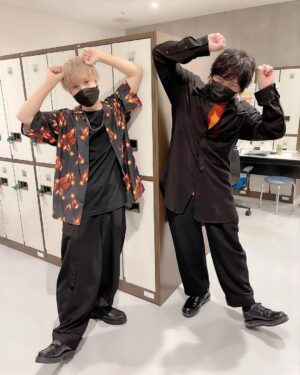 Nobuhiko Okamoto Instagram - 中村さんがラクーンドッグポーズしてくれたんよ
#クッソレア
#待って
#写真撮った時気づかなかったんだけど
#中村さん
#目死んでない？
#もうこの世の終わりを見据えたような絶望的な眼してない？
#つまり
#クッソレア
#ありがとうございました😊
#ヒロフェス