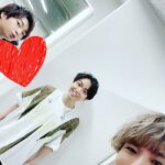Nobuhiko Okamoto Instagram - 神谷さんがフォーマイセルフしてたとき横に様子のおかしい子がいたんですよぉ〜 #なーにーやっちまったなー #目がキマっちゃってる #この表情でおかしな挙動 #かっきーさんたちとちーばくんを見続けたフォーマイセルフ #ちーばくんこれほんとに笑ってるの？ #かっきーさんいつインスタします？