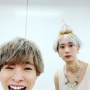 Nobuhiko Okamoto Instagram - 本物のユニコーンいたわ #爆笑 #俺のエクストリームスワールドより面白いの悔しい #ファンファンタイムありがとうございました #全体写真はブログにします #あと2枚楽屋の面白写真あげます #江口くんおもろすぎるわ #セクシーの演出シュールすぎた #ユニコーンが似合うのは彼だけ
