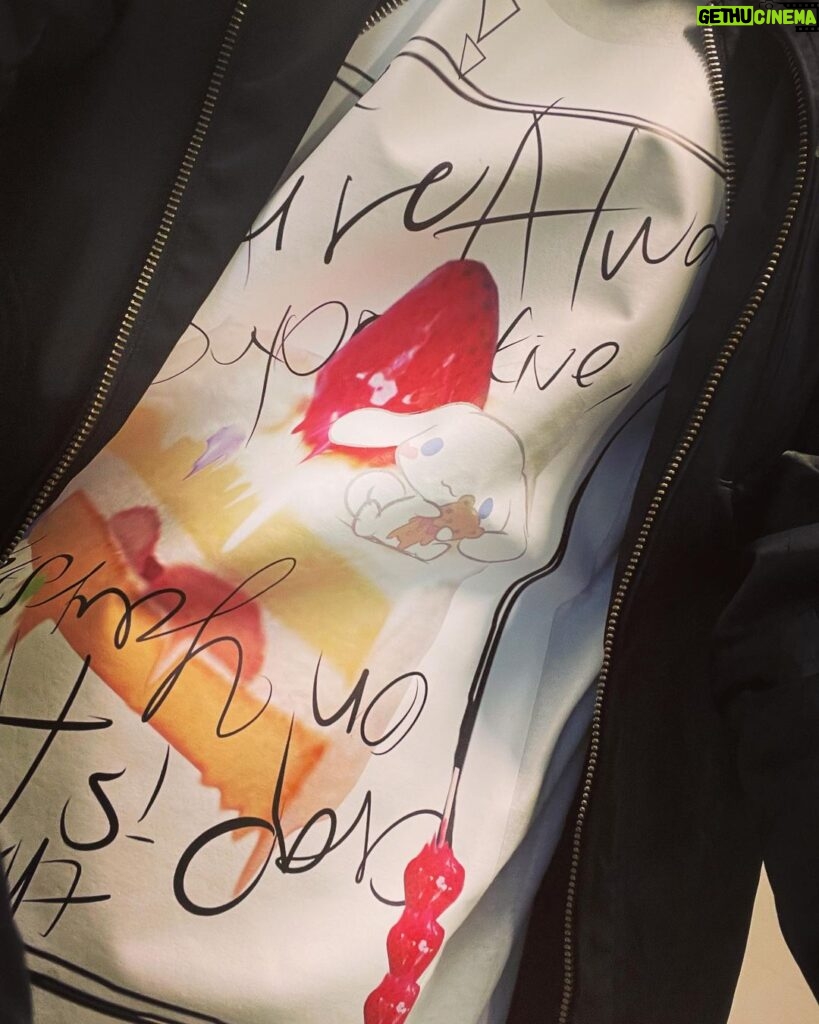 Nobuhiko Okamoto Instagram - やばかわシャツ #服お世話になりましたキングリーマスクさん #シナモロールコラボ #ケーキ可愛い #乾燥機に耐えられるかどうか