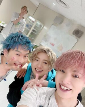 Nobuhiko Okamoto Instagram - FFT2022ありがとうございました

#俺たちがトリグナルだねって言ってる時に出くわしてしまったカレーの妖精
#俺はマカロンといいはってるんですが信号機と言われてます
#今から怖い話をして良いですか
#ほりえるにね
#いっしょに撮ろうよといってね
#撮ったんですよ
#そしたらなんとですね
#ほりえるの後頭部しか映ってませんでした
#キラミューン七不思議