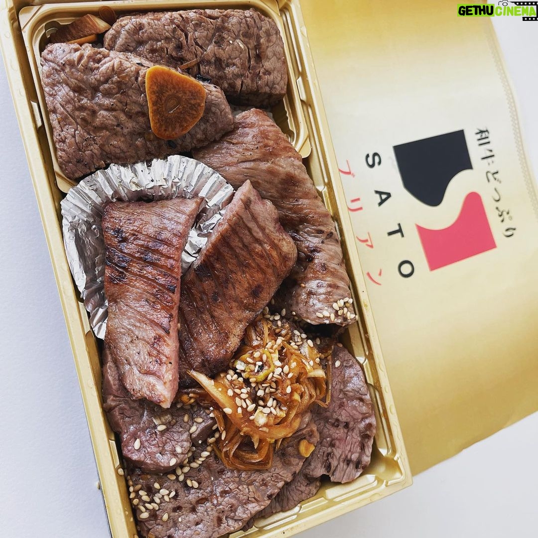 Nobuhiko Okamoto Instagram - おそらく最強の焼肉弁当 #世界一 #焼肉弁当 #シャトーブリアン以外だとハラミが好き #カルビまだまだいける大輝くんやばすぎ