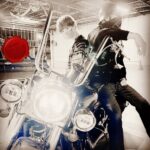 Nobuhiko Okamoto Instagram - ぽいやつ #ラジガメ #マッフィー #バイクかっこよすぎる #ジャケ写風 #タクシーの運転手さんを待たせ続けた撮影 #待っててくれてありがとうございました