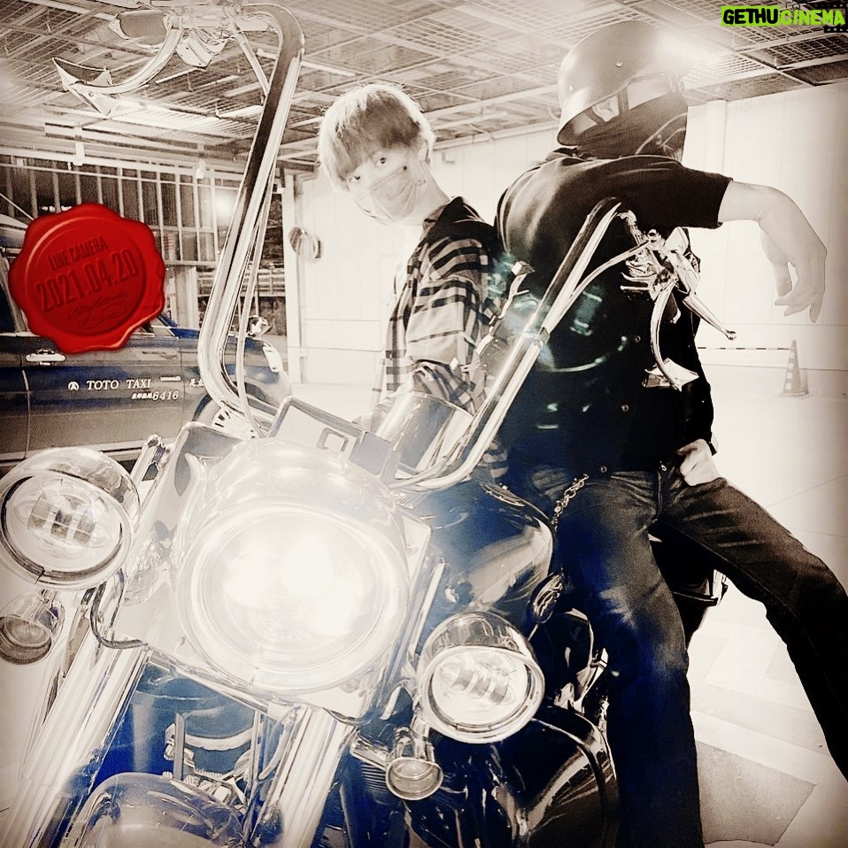 Nobuhiko Okamoto Instagram - ぽいやつ #ラジガメ #マッフィー #バイクかっこよすぎる #ジャケ写風 #タクシーの運転手さんを待たせ続けた撮影 #待っててくれてありがとうございました