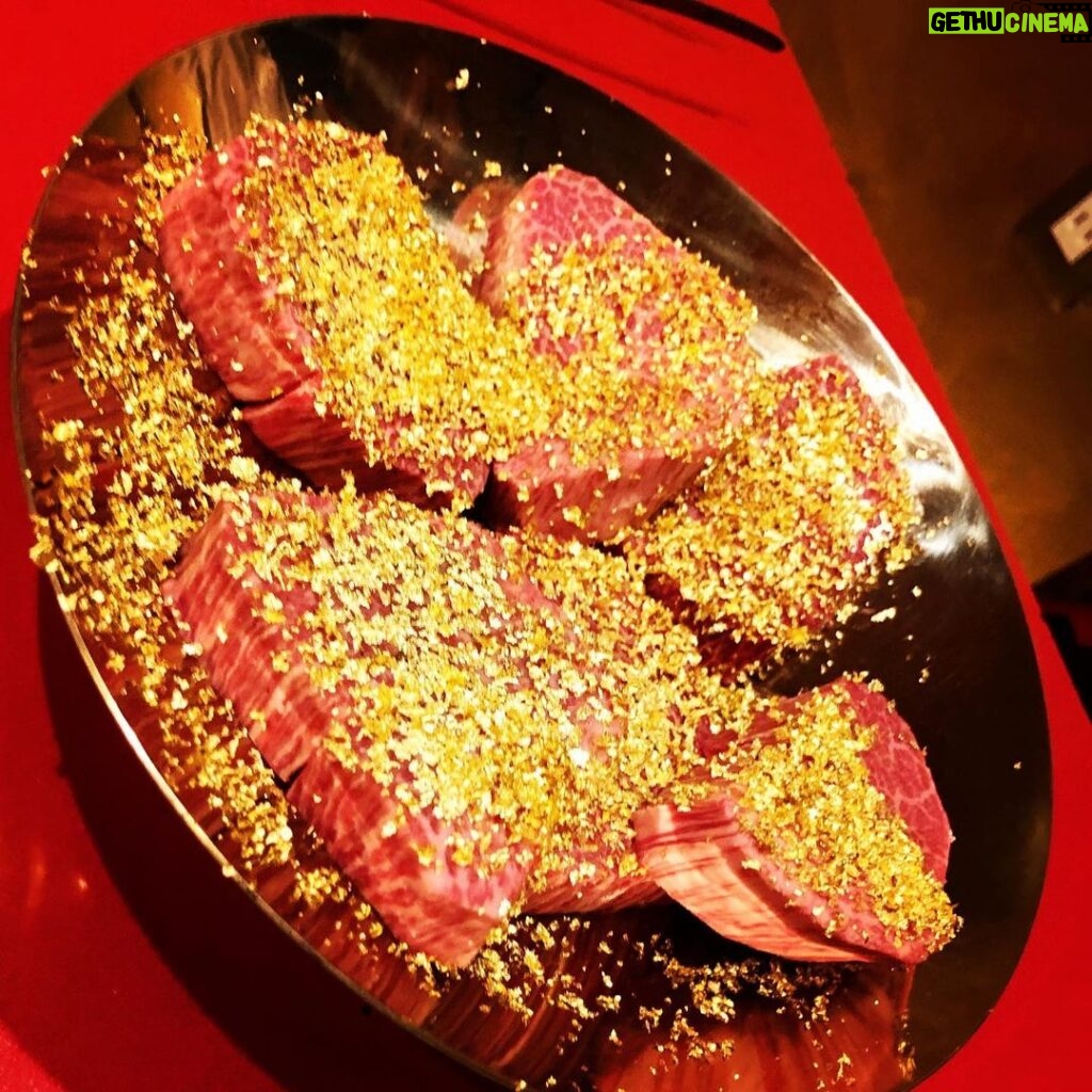 Nobuhiko Okamoto Instagram - わんばんこ #ユーチューバー御用達焼肉 #安元さんの誕生日の思い出 #乗っかっているふりかけのようなものはまさかの金粉 #この部屋は金色の内装の部屋 #映え #これ食べたら金運あがりそう