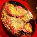 Nobuhiko Okamoto Instagram - わんばんこ #ユーチューバー御用達焼肉 #安元さんの誕生日の思い出 #乗っかっているふりかけのようなものはまさかの金粉 #この部屋は金色の内装の部屋 #映え #これ食べたら金運あがりそう