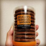 Nobuhiko Okamoto Instagram - これもやばみ #岡本的三大チョコ菓子ひとつ #ピエールエルメ #サブレノワゼットオショコラオレ #ヘーゼルナッツとショコラの摩擦係数は異常 #甘いものを食べた後に必ずやることがありますそれはなんでしょうか正解はストーリーで