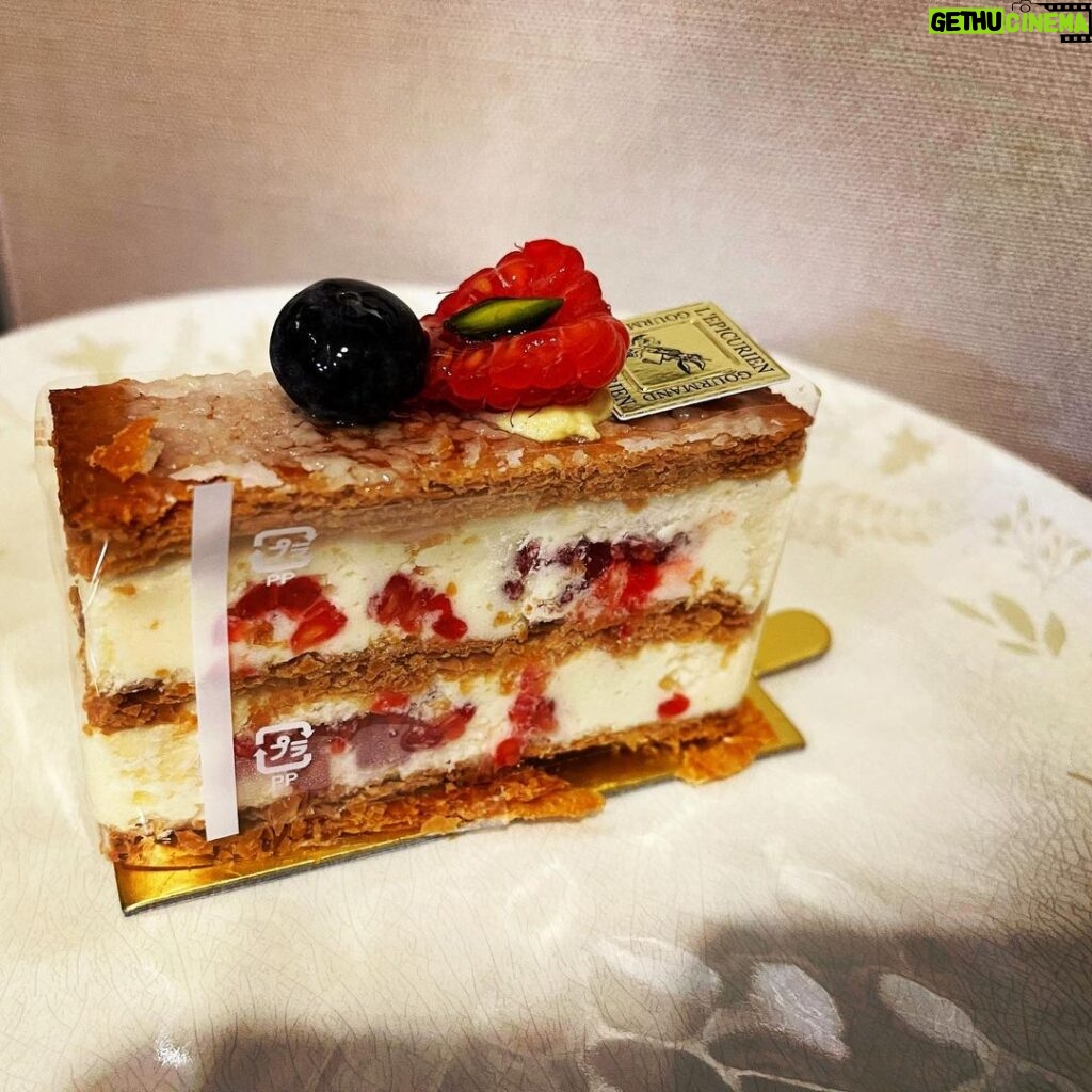 Nobuhiko Okamoto Instagram - 並ぶけどめちゃうまスイーツ #レピキュリアン #何のケーキが残ってるかは運 #ケーキ自体ない可能性もあり #幻のレピキュリアンとミルフィーユ #当然他のケーキも美味しかったっ #最初店名がなかなか覚えられずレプティリアンと言っていたがそれは特有の異星人の名称