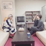 Nobuhiko Okamoto Instagram - 楽屋 #インスタっぽい構図を探してソファに座ったもののいまいち決まりきらず普通の写真になってしまった男達の図 #ただ江口くんがなんか綺麗な気もするからこれはこれでインスタっぽいやつと言っていい気がしてきた #撮影者はテレビに映っている2枚目の子 #おわかりいただけただろうか