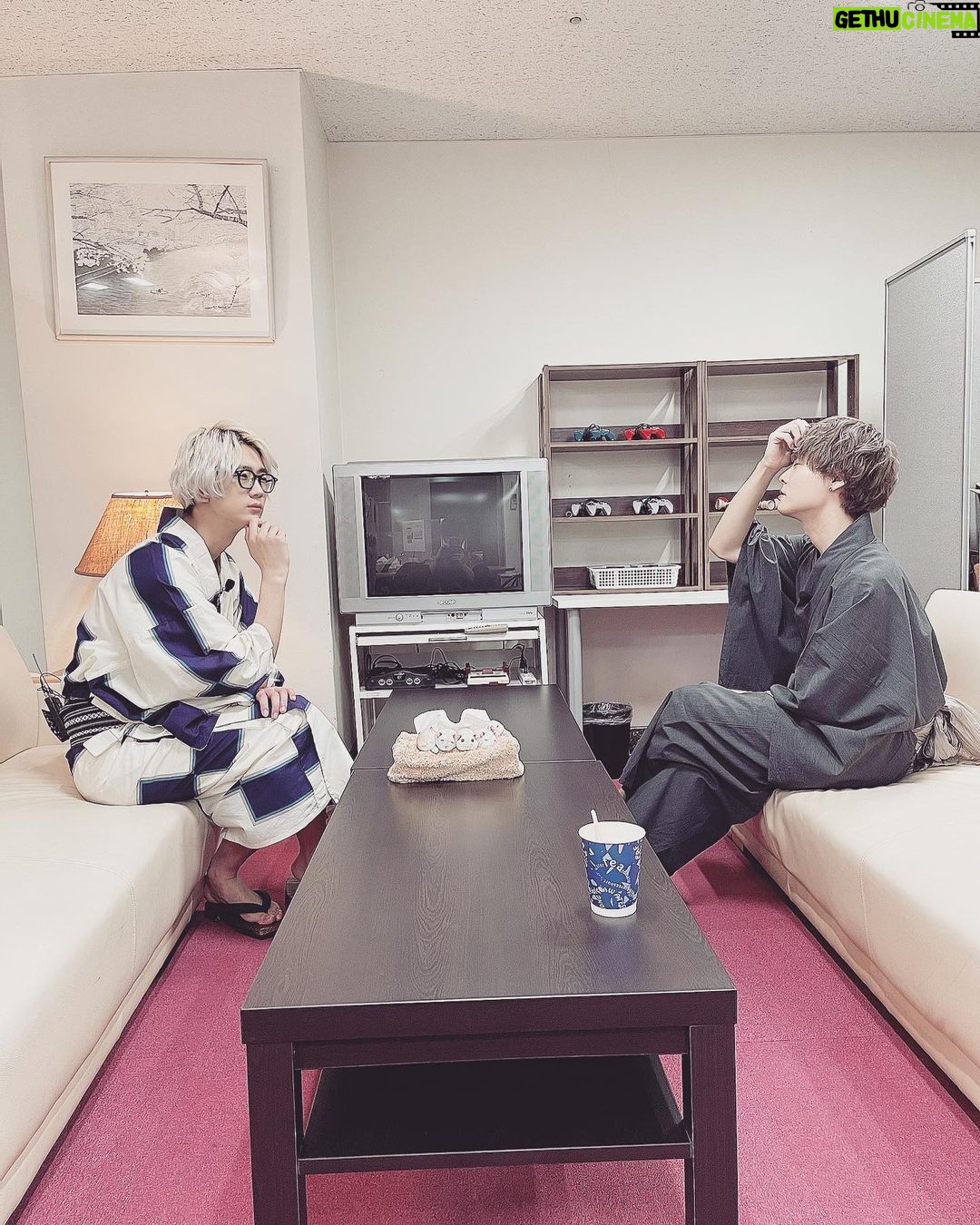Nobuhiko Okamoto Instagram - 楽屋 #インスタっぽい構図を探してソファに座ったもののいまいち決まりきらず普通の写真になってしまった男達の図 #ただ江口くんがなんか綺麗な気もするからこれはこれでインスタっぽいやつと言っていい気がしてきた #撮影者はテレビに映っている2枚目の子 #おわかりいただけただろうか