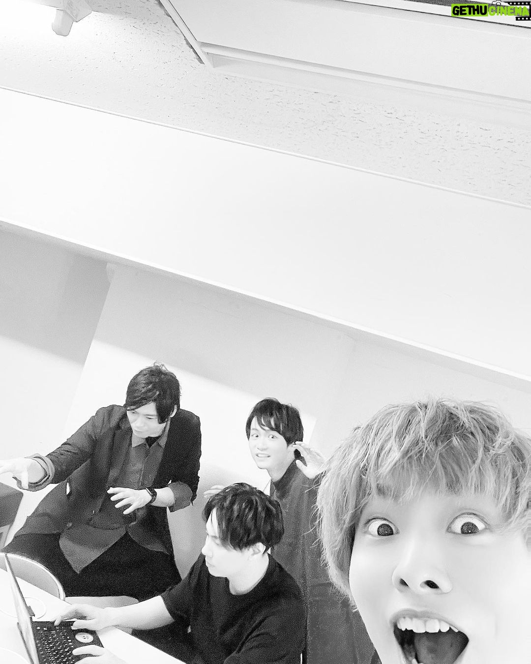 Nobuhiko Okamoto Instagram - カバディ控え室 #たっつんさんがチャットうってる #カバディってずっと言ってる #カバディクレイジー #カバディとは #なう #ソーシャルディスタンスのため3秒後に離れる #灼熱カバディ #第一話よろしくお願いします #鈴木達央さん #古川慎くん #佐藤元くん