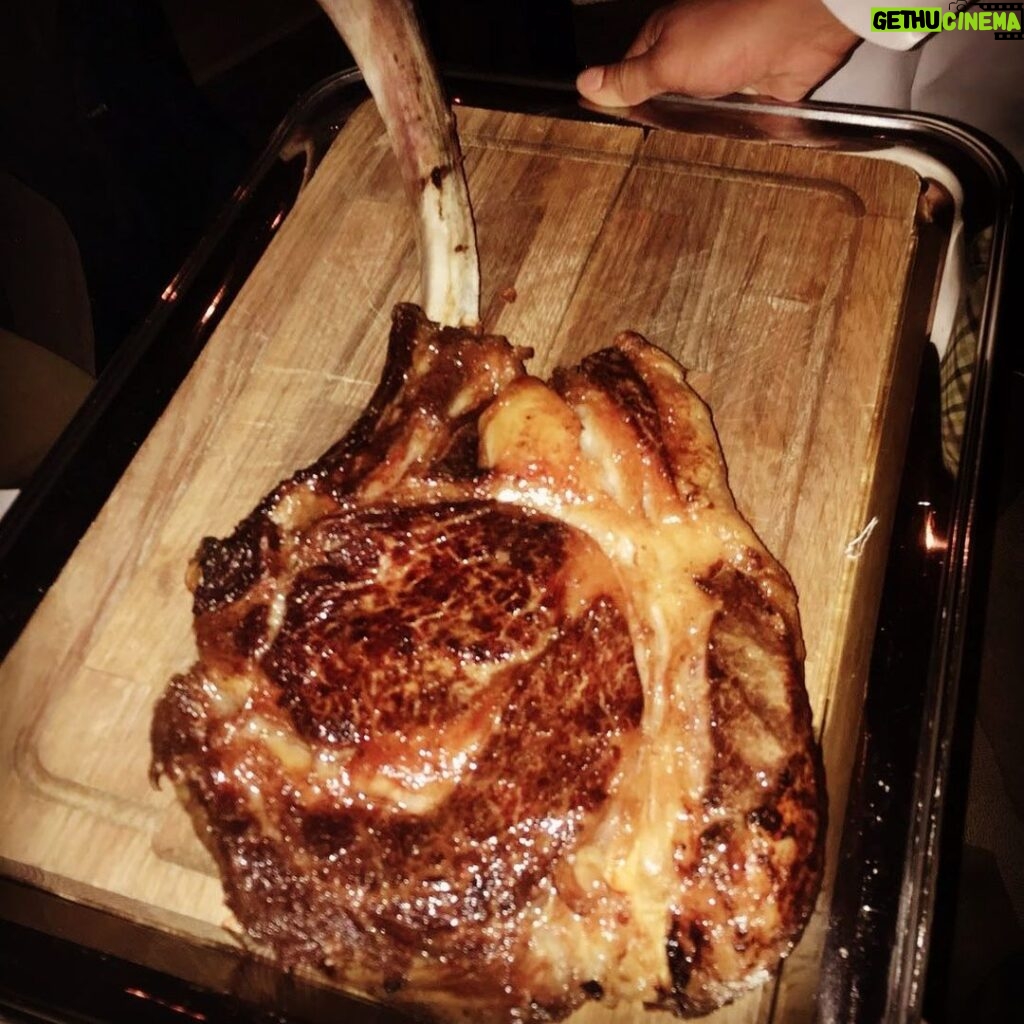 Nobuhiko Okamoto Instagram - こんちゃ！ #おすすめステーキ #トマホークステーキ #1600g #誕生日会で食べたやつ #りょへさんの分をもらいまくる