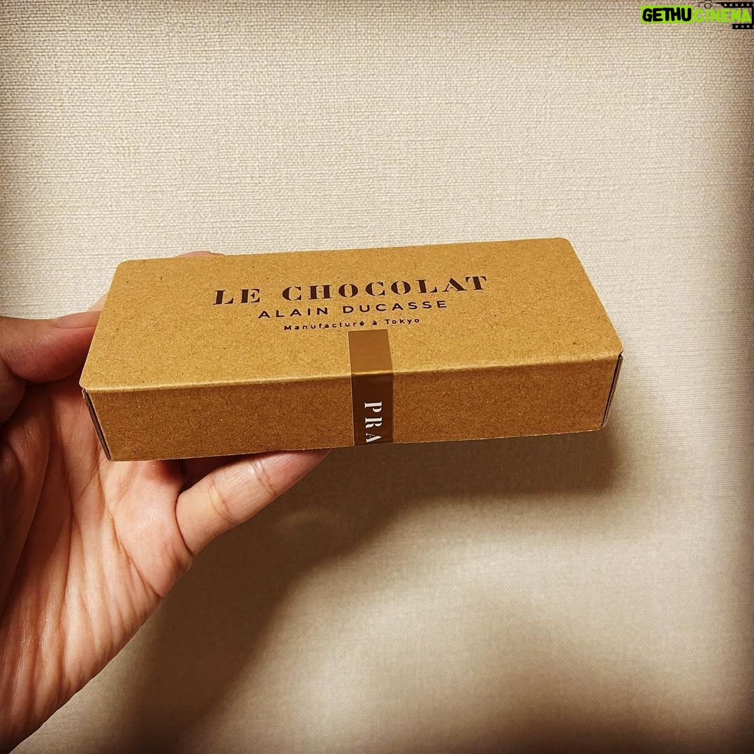 Nobuhiko Okamoto Instagram - こんちゃ #アランデュカス #おすすめチョコレート #最年少でミシュラン三つ星 #パリロンドンモナコから三つ星をもらったのも世界初 #まさに天才 #パーフェクトヒューマン