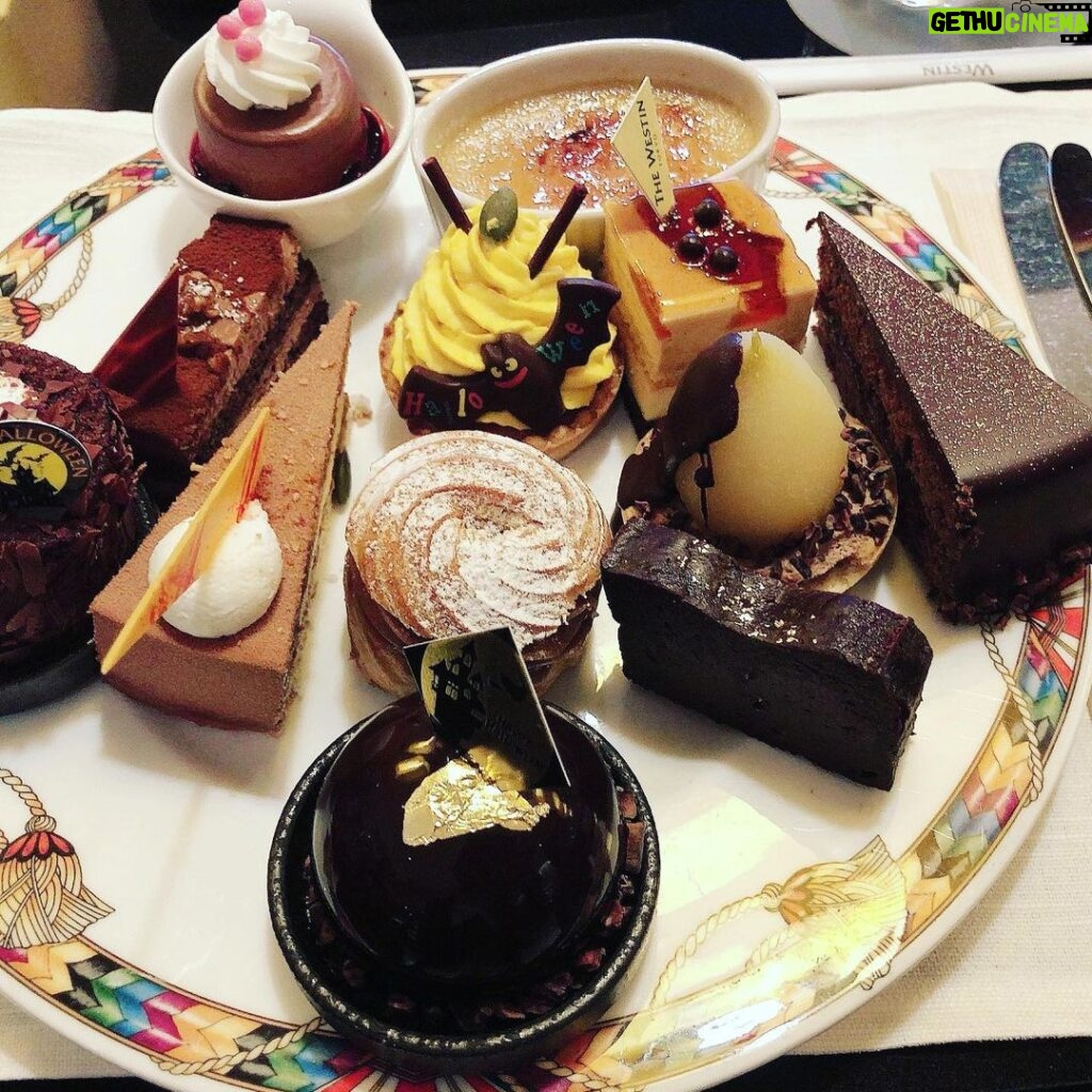 Nobuhiko Okamoto Instagram - HELLOーーー！！ #チョコレートデザートビュッフェ #ウェスティン東京 #プロでもこの量はなかなかな戦いだった #これでも全種類食べられなかった #完敗したのでまた行きたい #小野友樹か内田雄馬くんを召喚するしかない