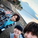 Nobuhiko Okamoto Instagram - 富士山やばみ #覇王色の覇気を持つ2人 #笑顔の絶えない撮影 #撮影が終わった後も極寒の中帰らないキャストとスタッフ #無限にトークが冴え渡るパイセン #無限に飲みまくるはなえっち #無限に焼きマシュマロ食べる岡本 #結果的にレギュラーだった岡本