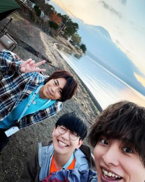 Nobuhiko Okamoto Instagram - 富士山やばみ
#覇王色の覇気を持つ2人
#笑顔の絶えない撮影
#撮影が終わった後も極寒の中帰らないキャストとスタッフ
#無限にトークが冴え渡るパイセン
#無限に飲みまくるはなえっち
#無限に焼きマシュマロ食べる岡本
#結果的にレギュラーだった岡本