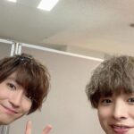 Nobuhiko Okamoto Instagram - 楽屋 #インスタっぽい構図を探してソファに座ったもののいまいち決まりきらず普通の写真になってしまった男達の図 #ただ江口くんがなんか綺麗な気もするからこれはこれでインスタっぽいやつと言っていい気がしてきた #撮影者はテレビに映っている2枚目の子 #おわかりいただけただろうか