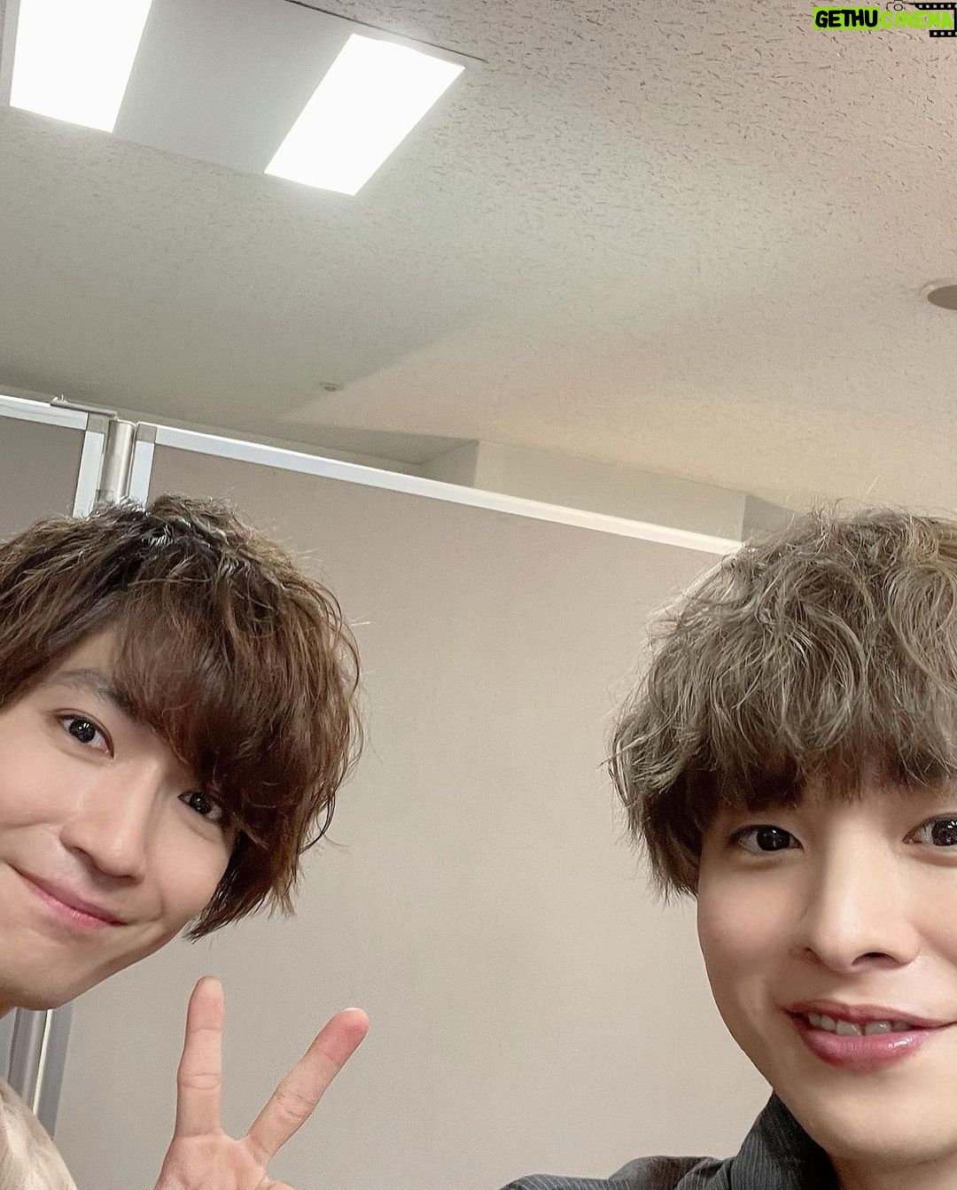 Nobuhiko Okamoto Instagram - 楽屋 #インスタっぽい構図を探してソファに座ったもののいまいち決まりきらず普通の写真になってしまった男達の図 #ただ江口くんがなんか綺麗な気もするからこれはこれでインスタっぽいやつと言っていい気がしてきた #撮影者はテレビに映っている2枚目の子 #おわかりいただけただろうか